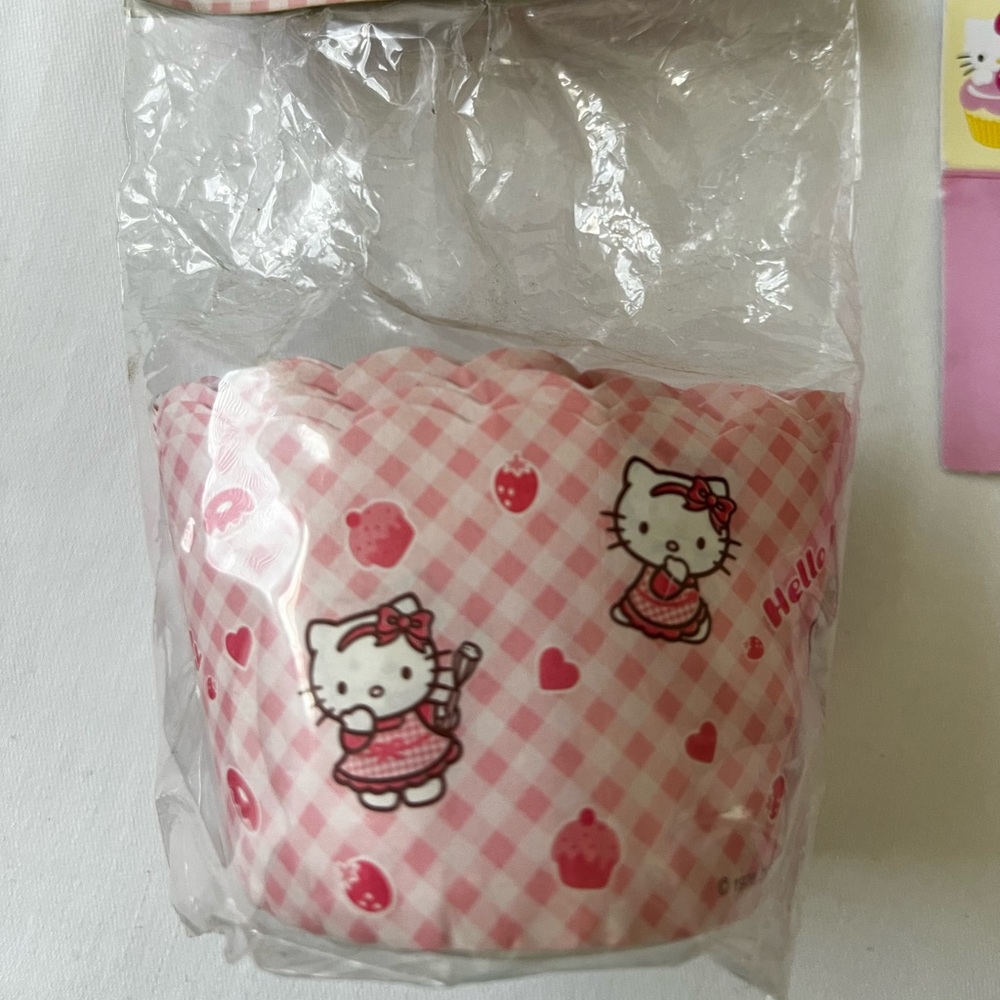 Hello Kitty assorted cupcake liners - Picture 5 of 6